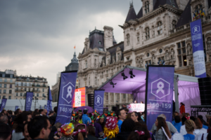 Photo devant l'Hôtel de Ville pour la Nuit des Relais 2023
