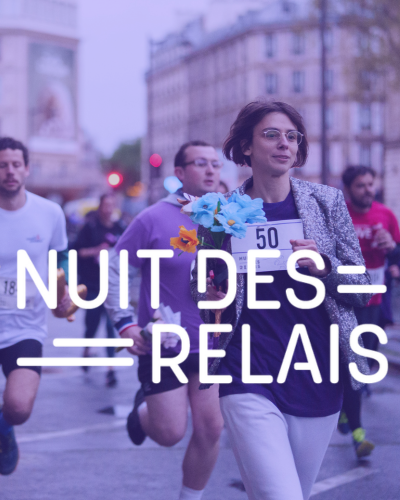 Plusieurs personnes dont une femme en premier plan sont en train de courir dans les rues de Paris