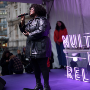 Yseult chante sur la scène de la Nuit des Relais