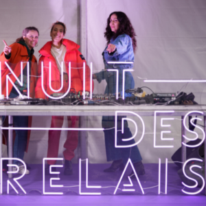 Sarah Maison, Adeline Rapon et Chloé Ponce-Voiron sur la scène de la Nuit des Relais